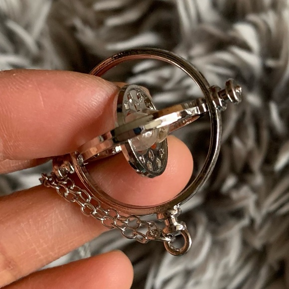 NWOT Harry Potter Time Turner Swiveling Hourglass Rotating Time Necklace - Picture 8 of 9